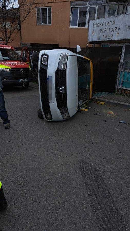 Pitești. Accident lângă Muzeul Județean. Mașină răsturnată