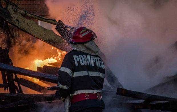 Video. Casă în flăcări în miez de noapte la Bughea de Jos!