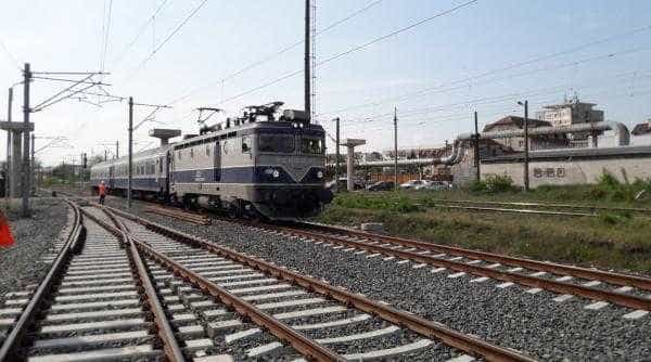 Bărbat căzut pe șinele de tren în Argeș. Pompierii, la fața locului