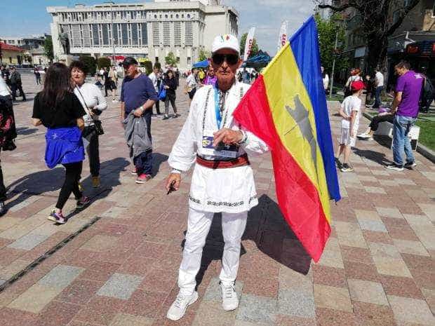 Pitești. La 76 de ani, Marian Tănăsie a alergat din nou în costum național! „E mai greu așa. N-am răcire la blocul motor”