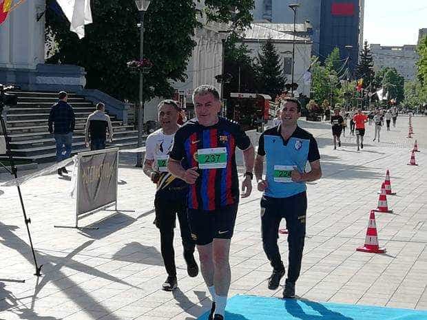 Primarul din Pitești a alergat la maraton în tricoul Barcelonei. „Este și o palmă pentru băieții de la FC Argeș”