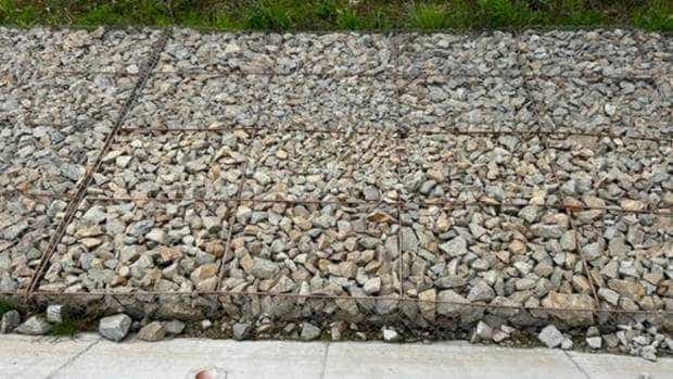 De pe Drumul Expres Craiova – Pitești s-au furat plasele care susțin pietrele de sub poduri