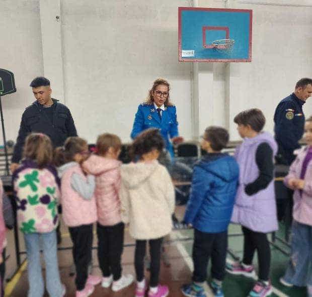 Elevii din Pitești au primit vizita jandarmilor argeșeni
