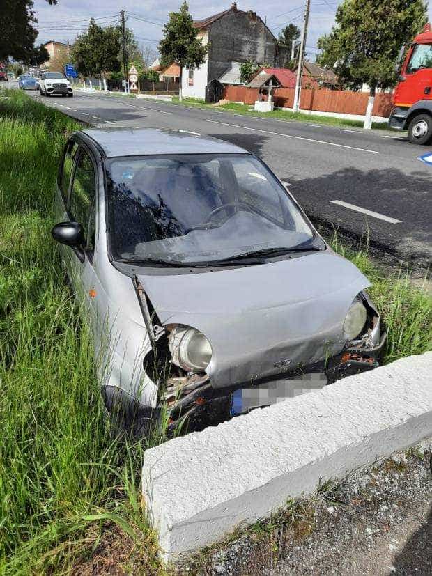 Argeș. A intrat cu mașina într-un cap de pod. Pasagera a ajuns la spital