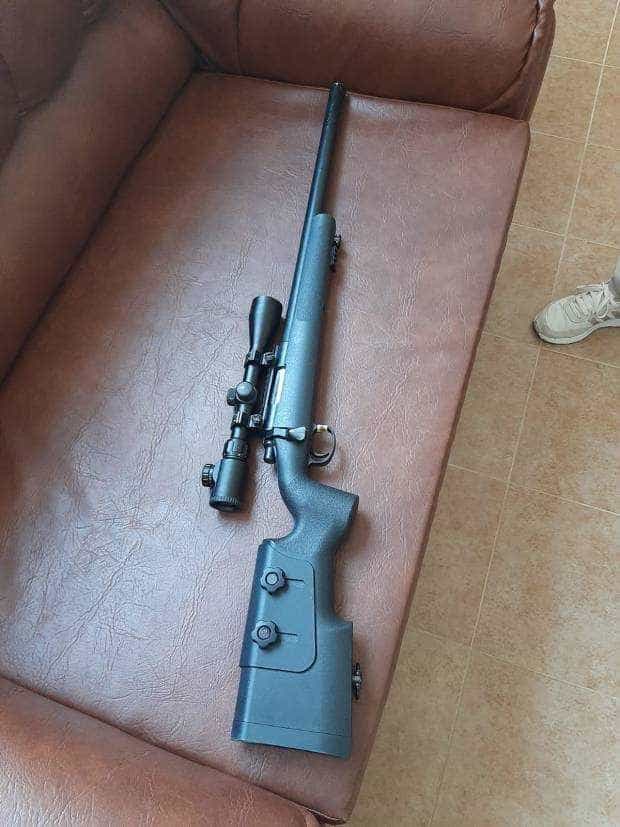 Un copil de 7 ani a fost prins cu o armă airsoft în ghiozdan