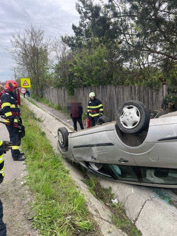 Accident în Argeş. O maşină a ajuns cu roţile-n sus!