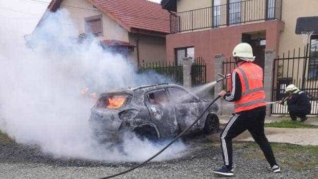 O Dacia electrică a luat foc în fața casei. „În maxim 15 minute mașina ardea generalizat”