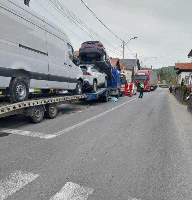 Update. Femeia lovită de tir la Rucăr a murit!