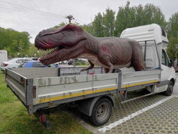 Un dinozaur vrea să evadeze din Parcul Lunca Argeşului