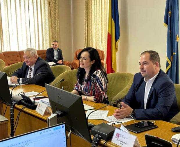 Simona Bucura Oprescu: “A fost adoptat proiectul de lege care prevede ca minim 30% dintre candidații la alegerile politice să fie femei”