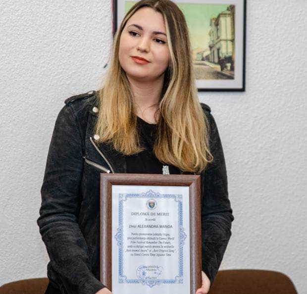 Alexandra Manda, premiată la Cannes pentru un film despre salvamontiști și câinii de avalanșă, felicitată la C.J. Argeș