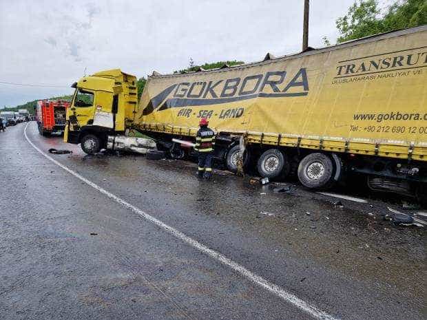 VIDEO. Accident cu două camioane la Drăganu