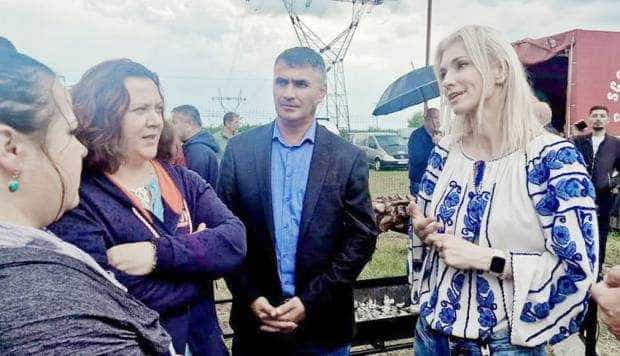 Alina Gorghiu a sfidat ploaia la Ziua comunei Călineşti: „Voi ajuta cu tot ce pot să arătăm respect faţă de comunitate”