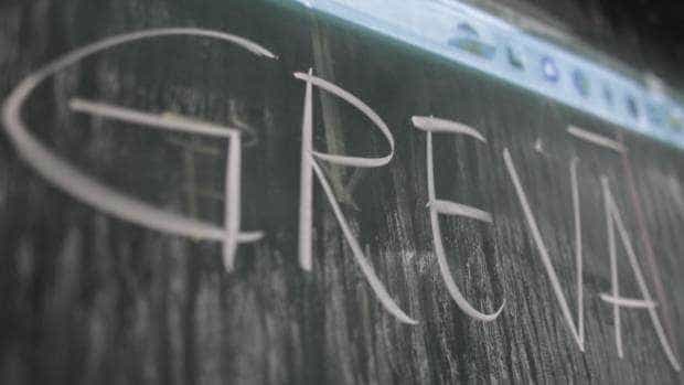 Greva profesorilor: Ce se întâmplă cu plata zilelor în minivacanța de Rusalii și contractele de muncă suspendate