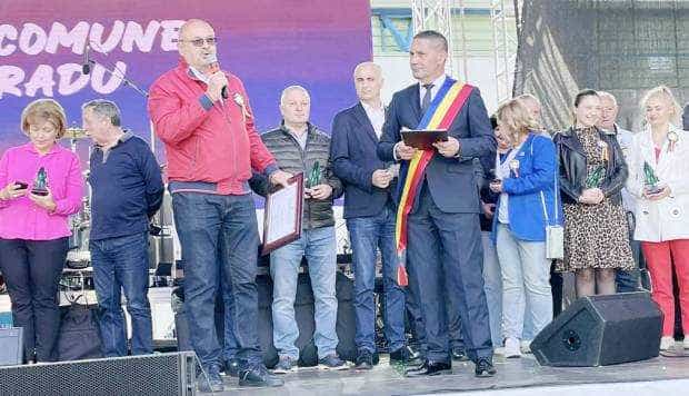 Brădenii au sărbătorit ziua comunei, iar primarul Dan Stroe a primit o plachetă de excelenţă de la Ion Mînzînă