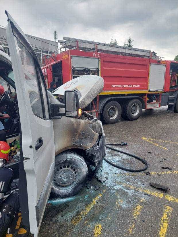 Motorul unei mașini a luat foc la Curtea de Argeș!