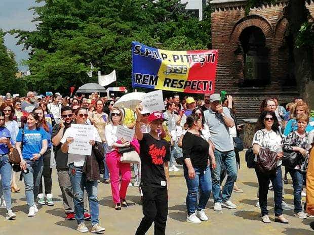 Protest de amploare al profesorilor la Pitești! „Nu cedăm!”