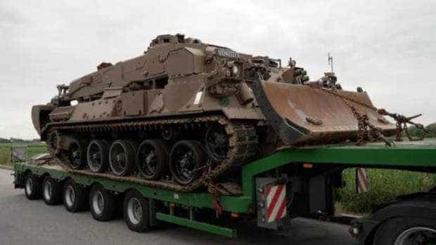 Șofer român de TIR, prins în Germania în timp ce transporta ilegal un tanc spre România
