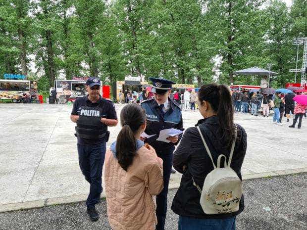Polițiștii din Pitești, în misiune în Lunca Argeșului. Sfaturi pentru adolescenți