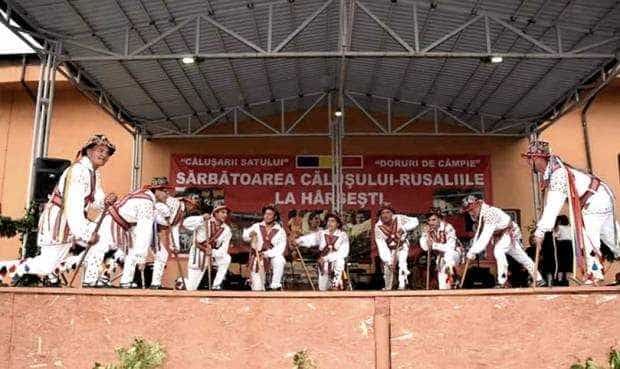 Cete de călușari din peste 15 localități din Argeș și Olt vor face spectacol astăzi, de Rusalii, la Hârsești