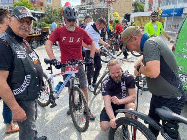 Peste 800 de cicliști au luat startul la Topoloveni Summer Tour