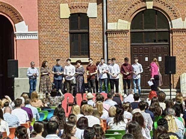 Colegiul „Brătianu” din Piteşti, la 157 de ani! Olimpicii, onoraţi la scenă deschisă