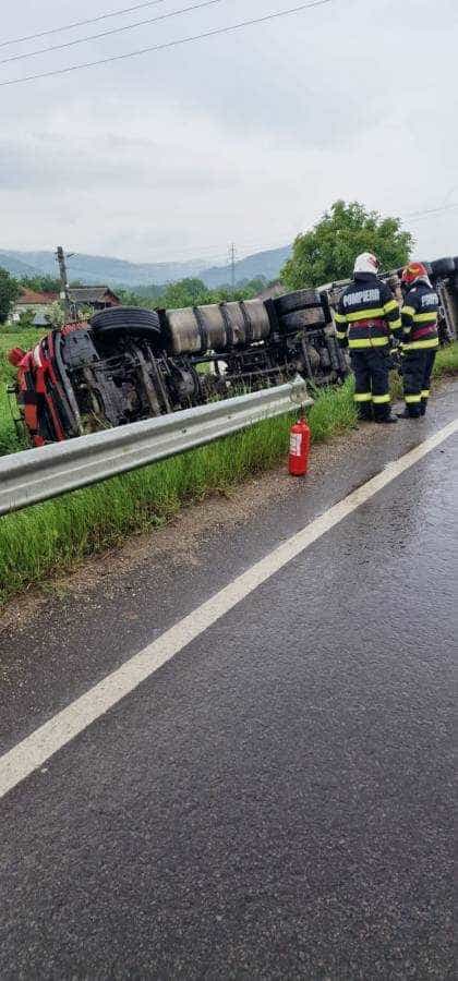 Două accidente în aceeași localitate din Argeș. Tir răsturnat și mașină în șanț