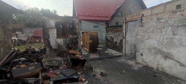 O familie cu doi copii din Călinești are nevoie de ajutor după ce un incendiu i-a mistuit casa