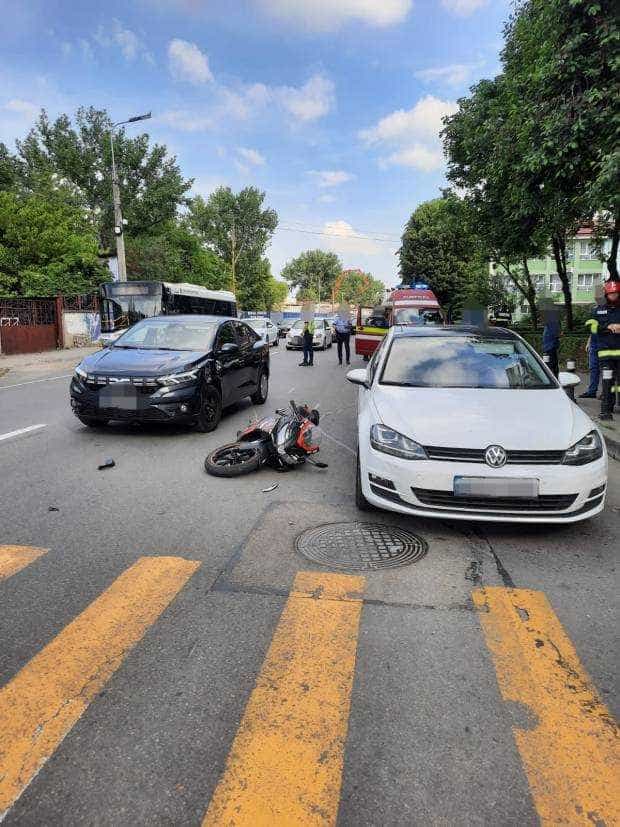 Două mașini și o motocicletă, implicate într-un accident în Pitești