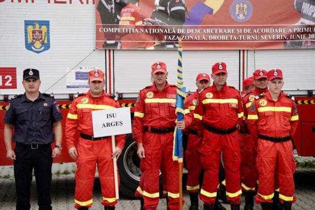 Opt pompieri argeșeni își testează viteza și tehnicile de lucru la o competiție zonală