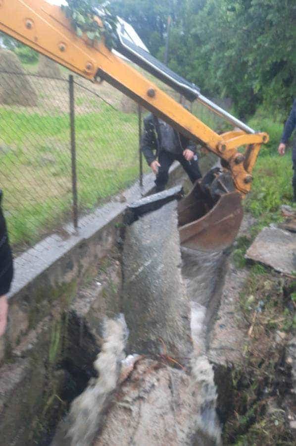 Pompierii au scos apa dintr-o gospodărie din Argeș