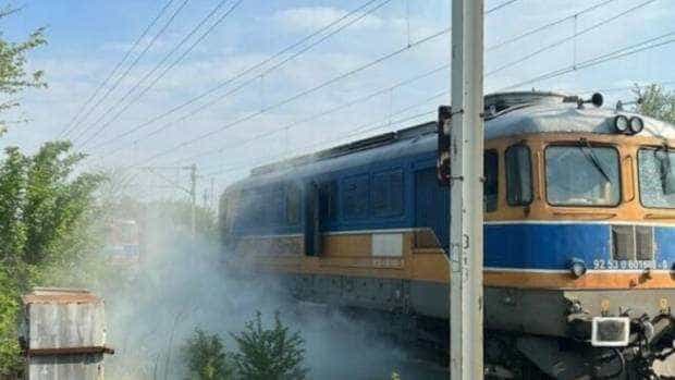 Locomotiva unui tren de călători a luat foc în gară. Intervin pompierii