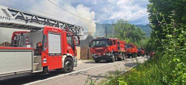 O casă a luat foc la Nucșoara! Pompierii au luptat patru ore cu flăcările
