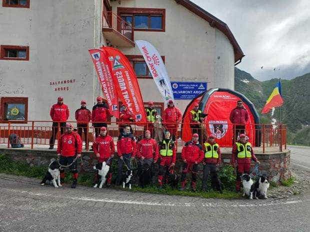 Salvatori din toată țara au participat la tabăra de pregătire a câinilor Salvamont, la Cota 2000