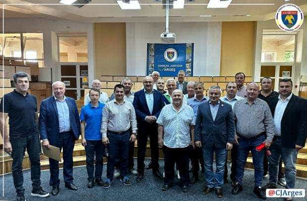 Microbuze electrice pentru elevii din Argeș. Președintele CJ a bătut palma cu 25 primari