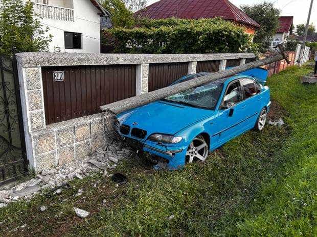 Accident cu trei maşini în Argeş! Un BMW a rupt un stâlp şi s-a oprit în gard