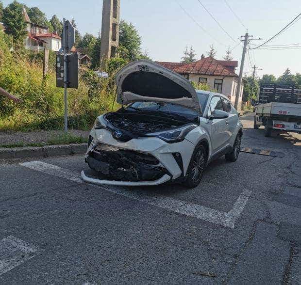 Două mașini au intrat în coliziune la Câmpulung, lângă Spitalul TBC!