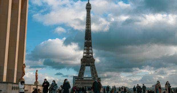 Români arestați după ce au escrocat turiști la Turnul Eiffel cu alba-neagra