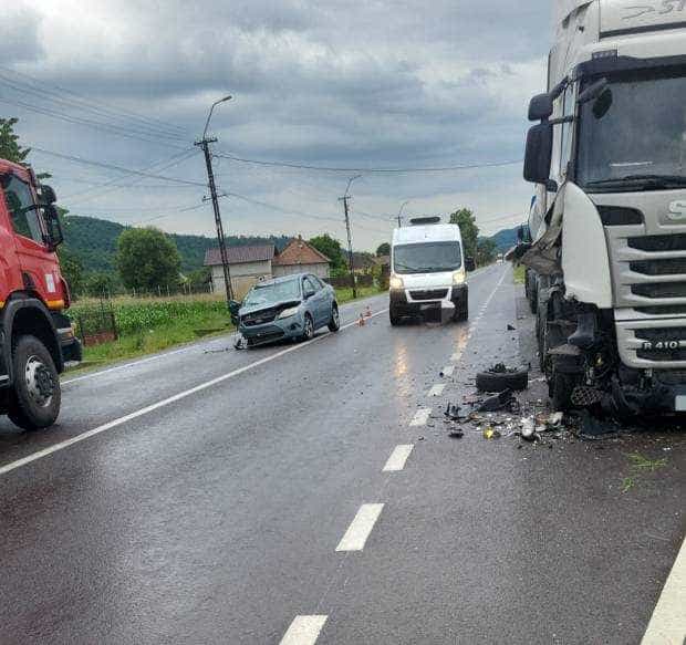 Accident în Argeș, cu un autoturism și un camion. Un rănit a ajuns la spital