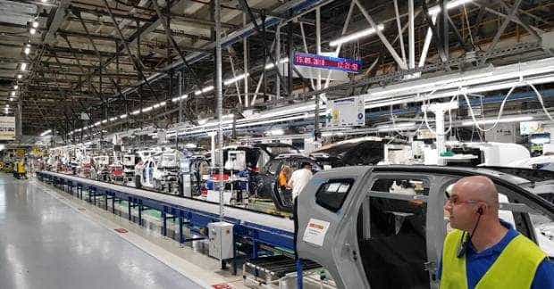 Video. Cadenţă de producţie la Dacia: 65 vehicule pe oră. Vizită la uzina din Mioveni