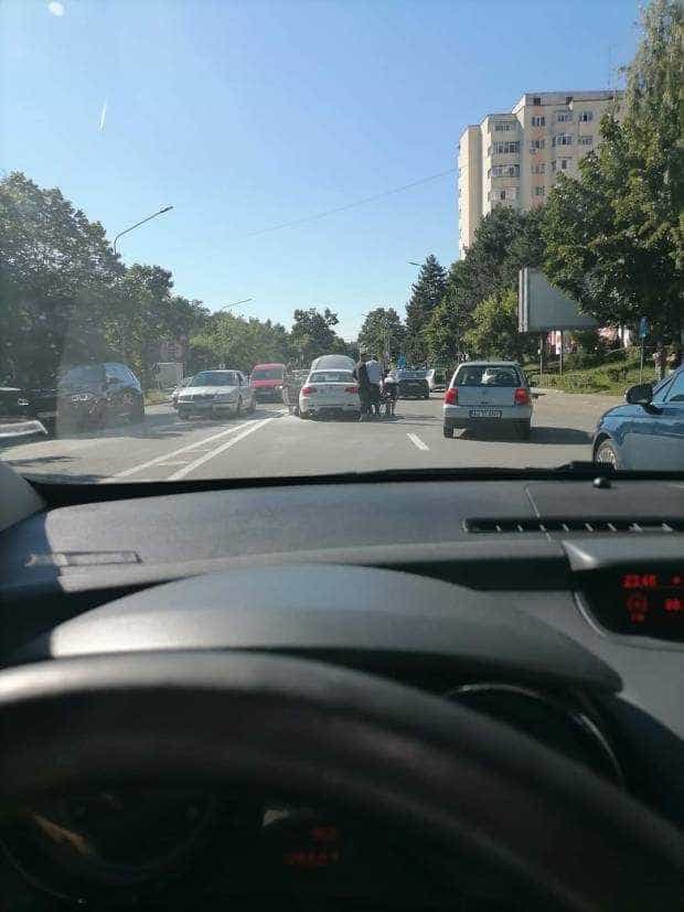 Un BMW a luat foc în Prundu