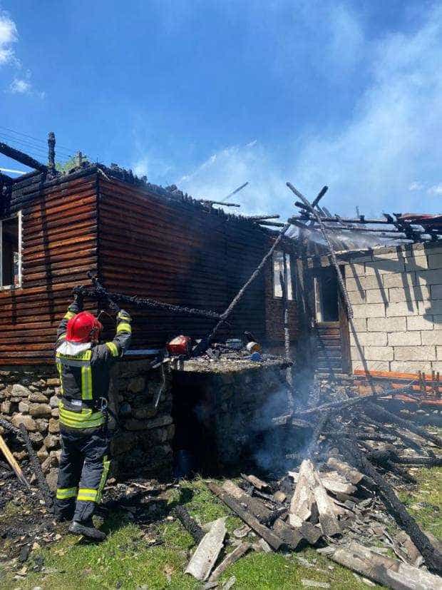 Video. Casă mistuită de flăcări, în Argeș