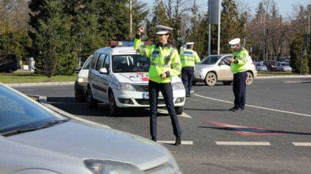 Prinși la volan în Argeș, dar fără permis! Ce le-a făcut Poliția