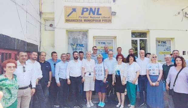Ministrul Justiţiei, la pas prin Piteşti. Alina Gorghiu a notat problemele cetăţenilor