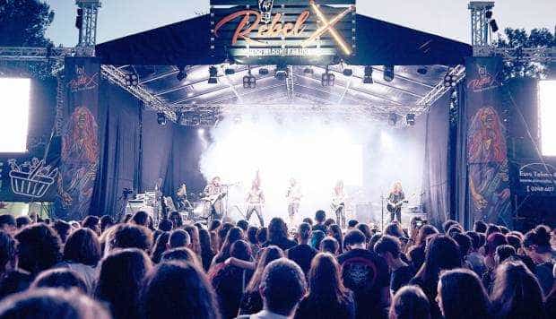 Tinerii au venit în număr mare la festivalul „Rebel X Young Rock” din Piteşti