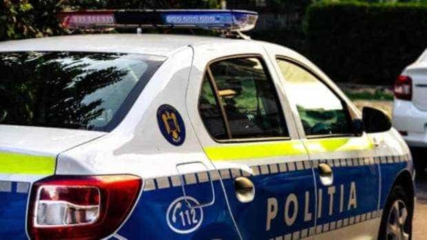 Tânără de 17 ani, biciuită în stația de autobuz de un individ cu cagulă