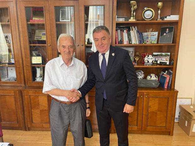 La 91 de ani, seniorul Sergiu Rizescu, onorat la Primăria Pitești!