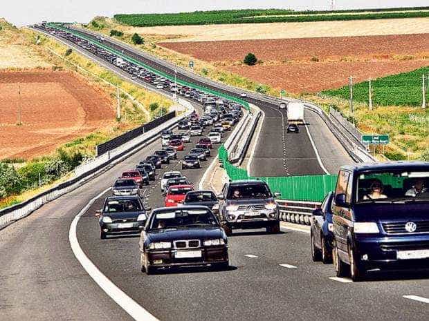 Două accidente în care au fost implicate mai multe maşini au avut loc, sâmbătă dimineață, pe Autostrada Soarelui