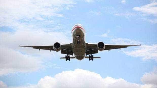 Avion aterizat de urgență pe aeroportul din Tuzla. Doi membri ai echipajului au fost transportați la spital