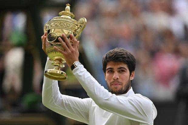 Carlos Alcaraz este noul campion de la Wimbledon, după ce l-a învins pe Djokovic în finală